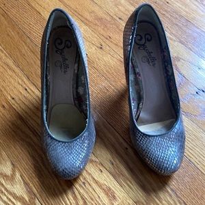 Seychelles gold suede snakeskin round toe heels